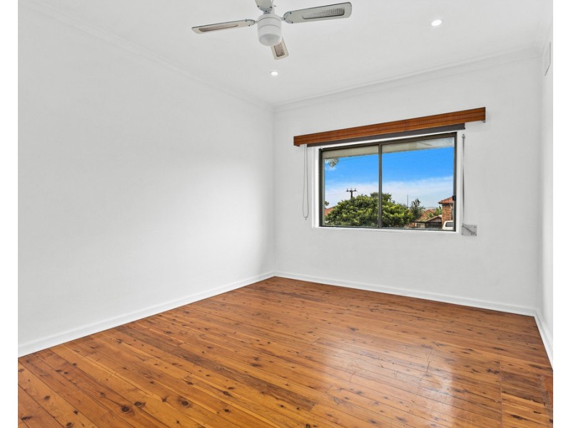 196 Flagstaff Road, Lake Heights NSW 2502