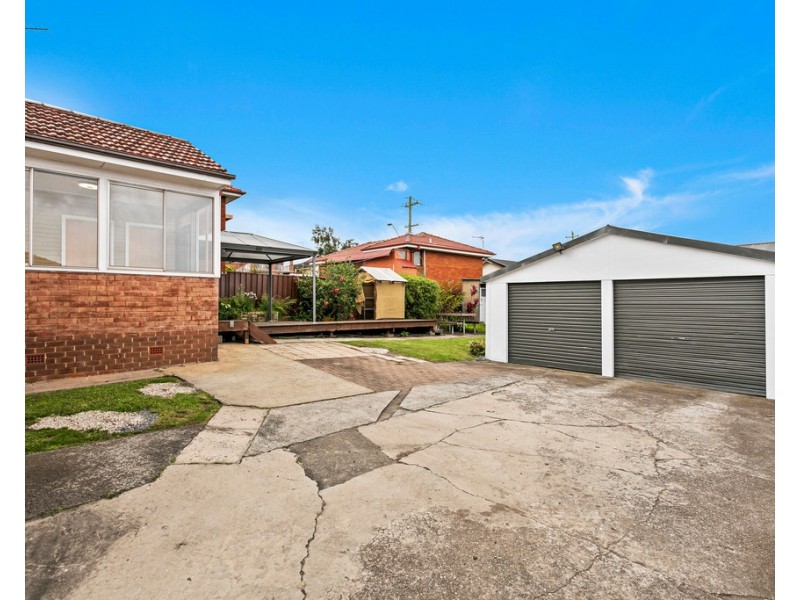 196 Flagstaff Road, Lake Heights NSW 2502