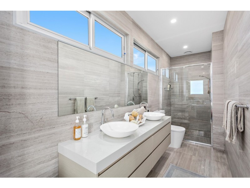 18 Little Lake Crescent, Warilla NSW 2528