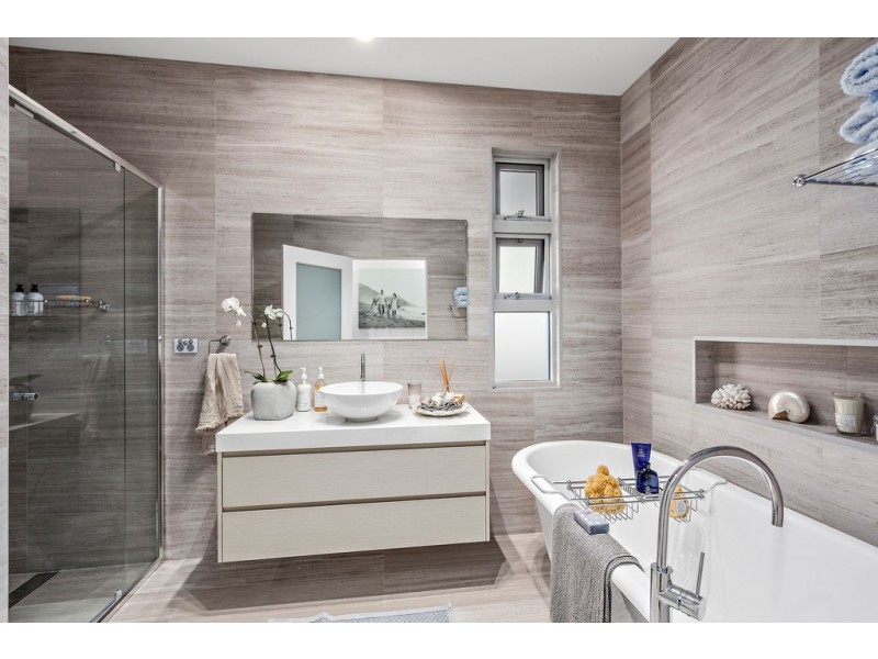 18 Little Lake Crescent, Warilla NSW 2528