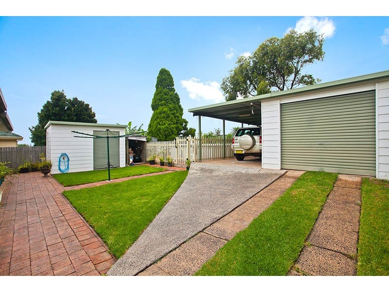 8 Beaton Street, Lake Illawarra NSW 2528