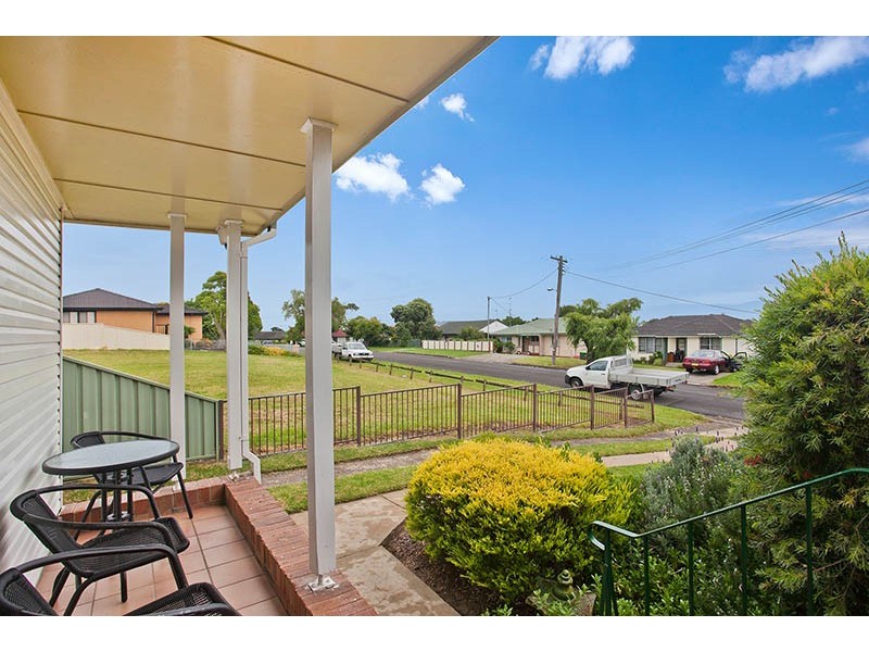8 Beaton Street, Lake Illawarra NSW 2528