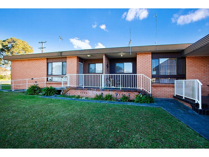 2/2 Barton Street, Oak Flats NSW 2529