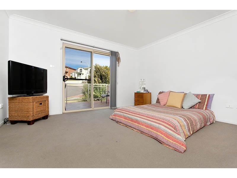 1/4 Merimbula Close, Flinders NSW 2529