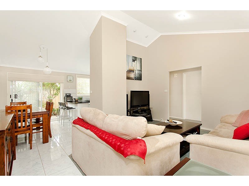 2/16 Kianga Close, Flinders NSW 2529
