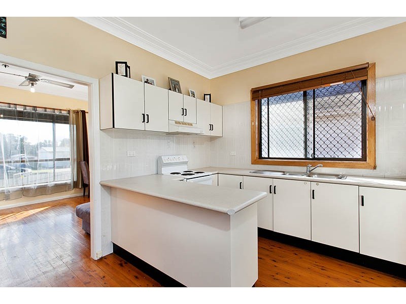 8 Jason Avenue, Barrack Heights NSW 2528