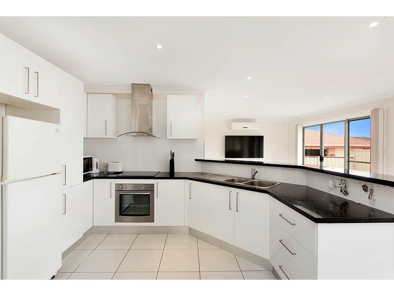 2/49 Barton Street, Oak Flats NSW 2529