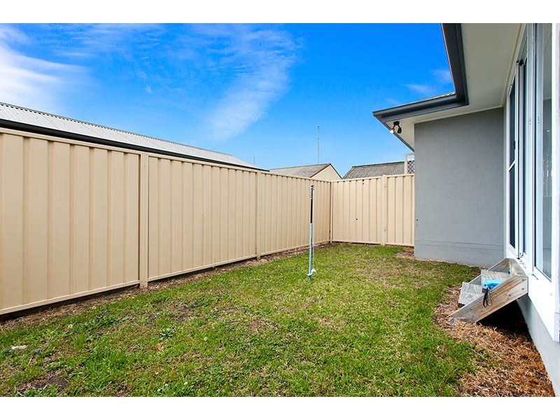 2/49 Barton Street, Oak Flats NSW 2529