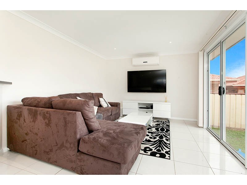 2/49 Barton Street, Oak Flats NSW 2529
