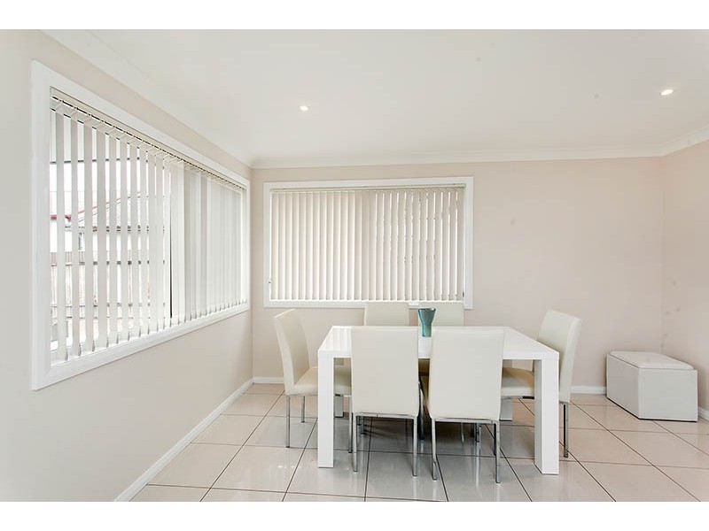 2/49 Barton Street, Oak Flats NSW 2529