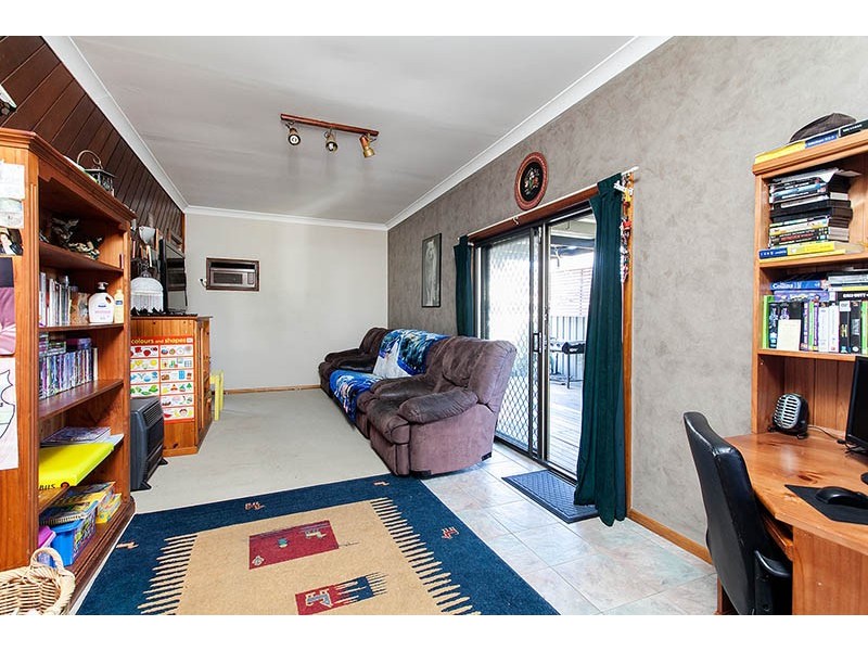 15 Madden Street, Oak Flats NSW 2529