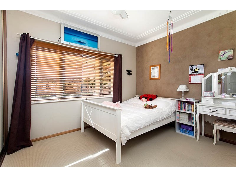 15 Madden Street, Oak Flats NSW 2529