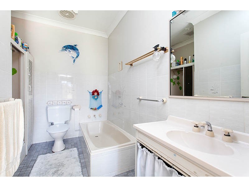 15 Madden Street, Oak Flats NSW 2529