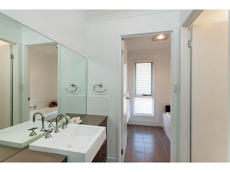 5 Burrinjuck Avenue, Flinders NSW 2529