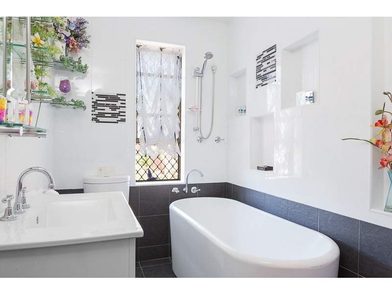 76 Queen Street, Lake Illawarra NSW 2528