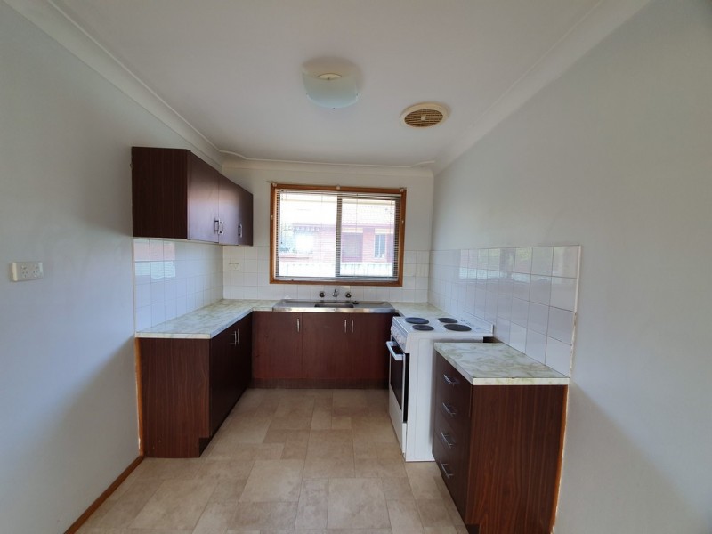 2/82 Barton Street, Oak Flats NSW 2529