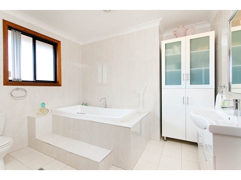 4 Warri Place, Oak Flats NSW 2529