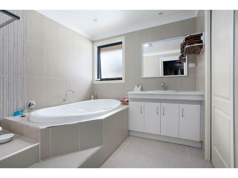 15 Newton Crescent, Oak Flats NSW 2529