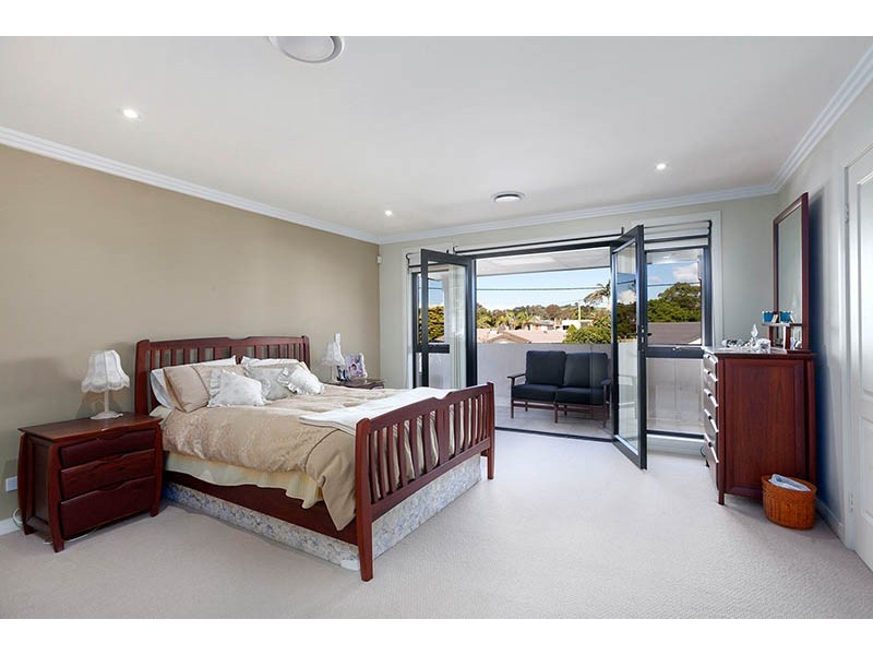 15 Newton Crescent, Oak Flats NSW 2529