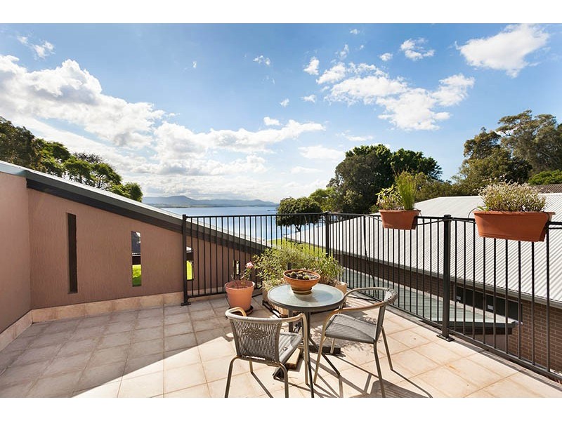 15 Newton Crescent, Oak Flats NSW 2529