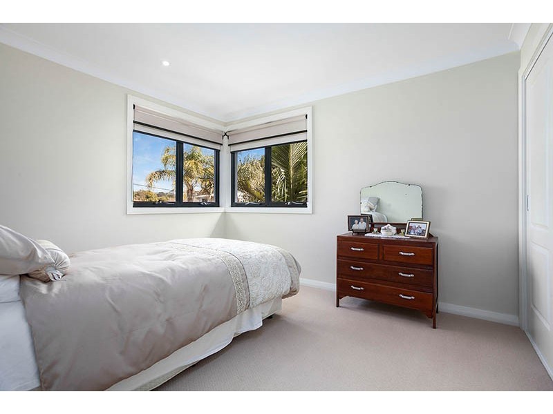 15 Newton Crescent, Oak Flats NSW 2529