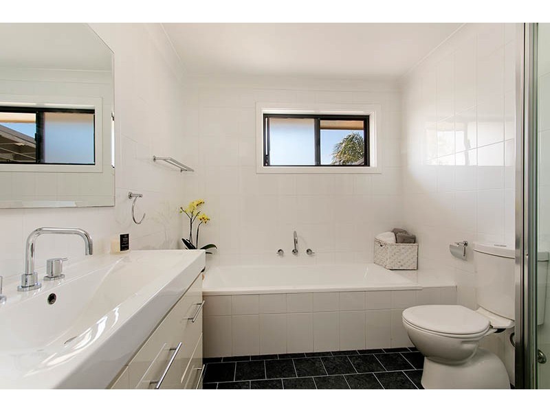 22 Mackenzie Avenue, Mount Warrigal NSW 2528