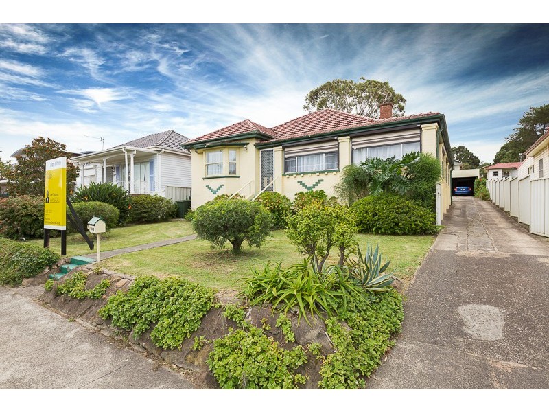 328 Northcliffe Drive, Lake Heights NSW 2502
