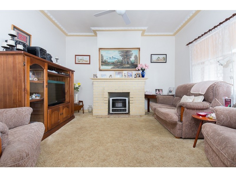 328 Northcliffe Drive, Lake Heights NSW 2502