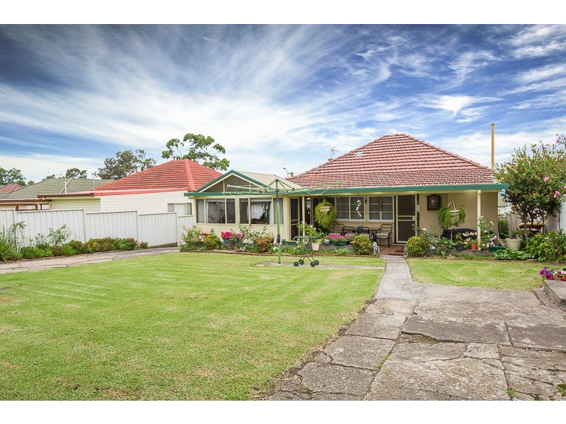 328 Northcliffe Drive, Lake Heights NSW 2502