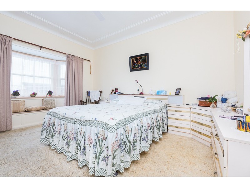 328 Northcliffe Drive, Lake Heights NSW 2502