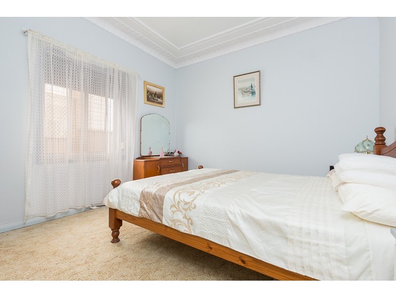 328 Northcliffe Drive, Lake Heights NSW 2502