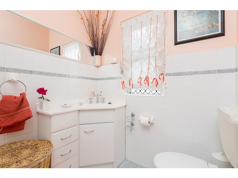 328 Northcliffe Drive, Lake Heights NSW 2502