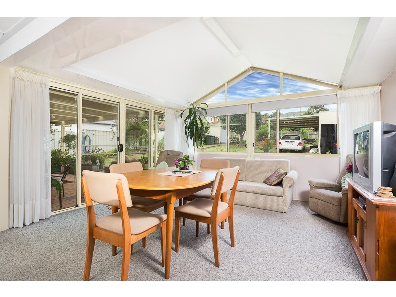 328 Northcliffe Drive, Lake Heights NSW 2502