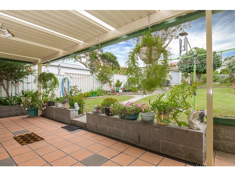 328 Northcliffe Drive, Lake Heights NSW 2502
