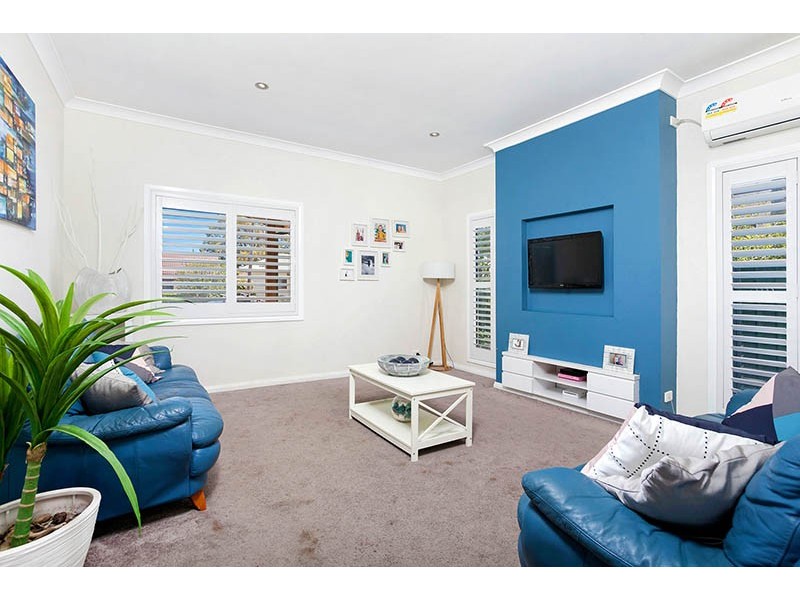 11 Watson Street, Oak Flats NSW 2529