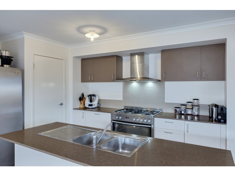 34 Sunstone Boulevard, Doreen VIC 3754