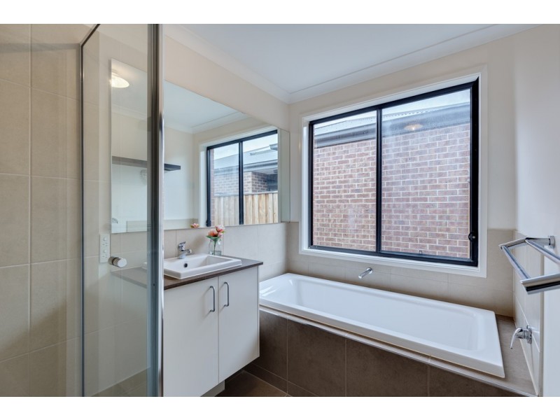 34 Sunstone Boulevard, Doreen VIC 3754