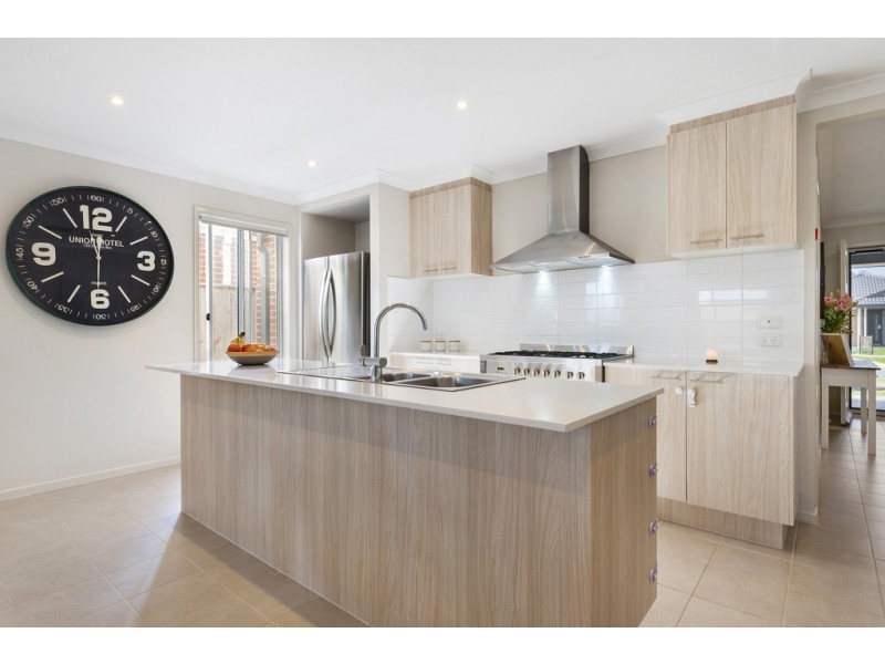 30 Windermere Parade, Doreen VIC 3754