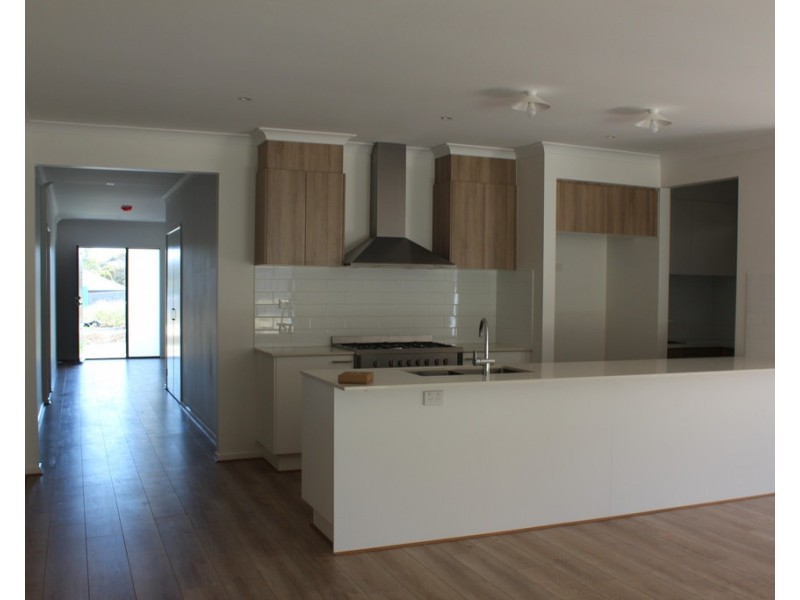 33 Nancarrow Drive, Doreen VIC 3754