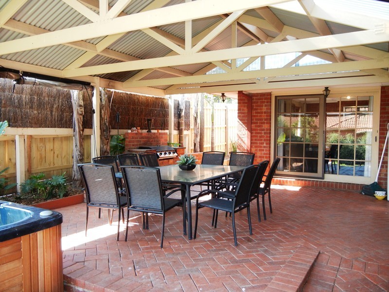 1 Elaroo Place, St Helena VIC 3088