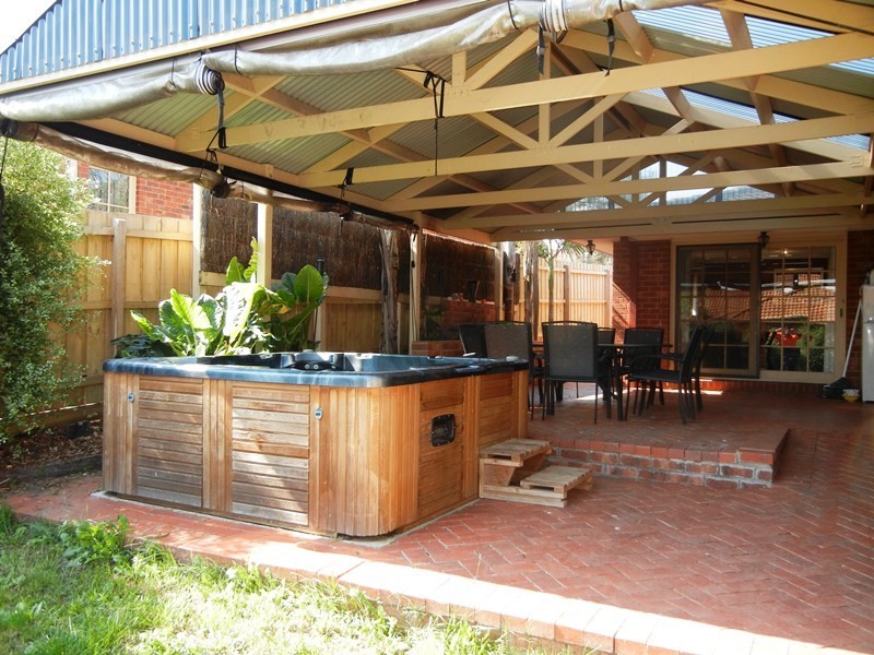 1 Elaroo Place, St Helena VIC 3088