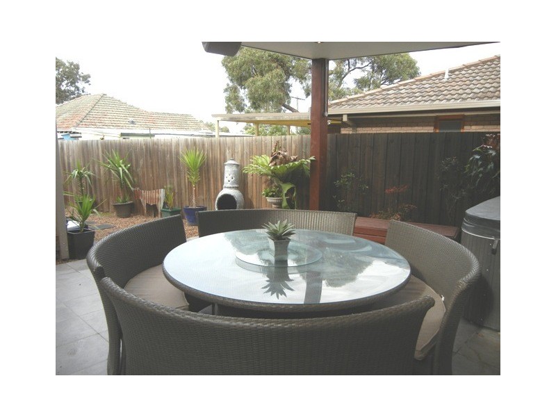 2/4 Campbell Road, Briar Hill VIC 3088