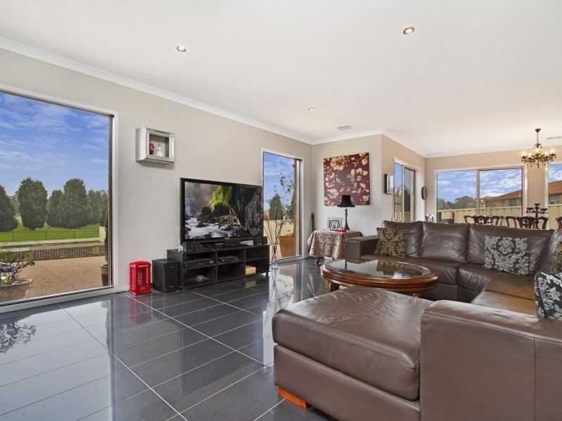 6 St Andrews Close, Hidden Valley VIC 3756