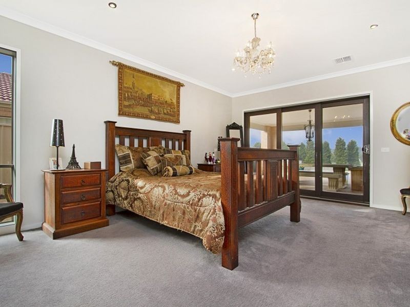 6 St Andrews Close, Hidden Valley VIC 3756
