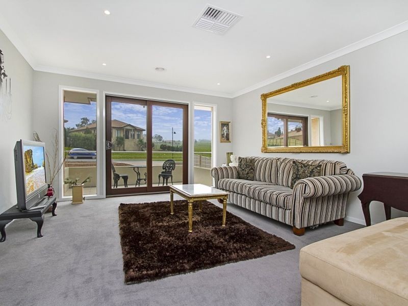 6 St Andrews Close, Hidden Valley VIC 3756