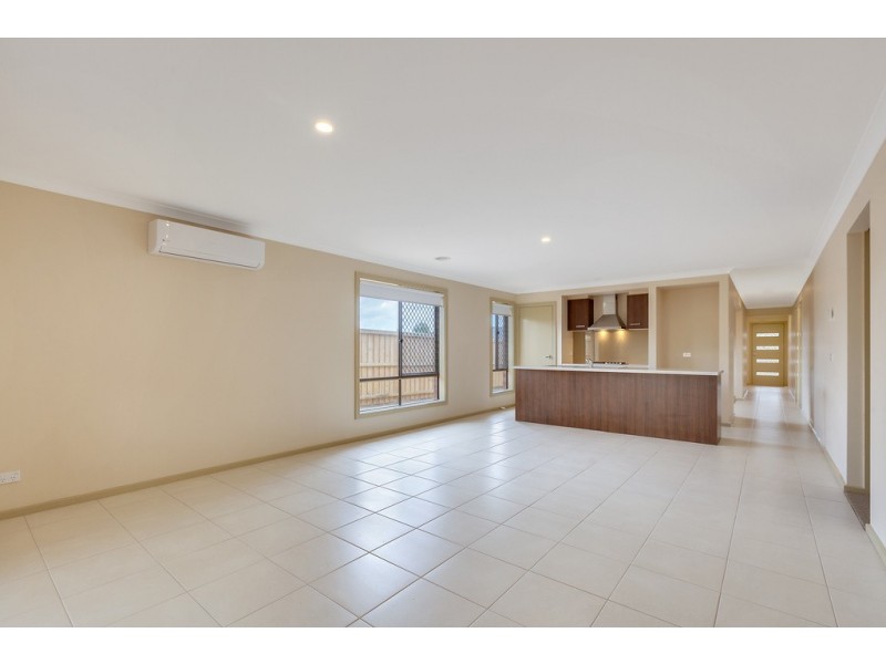 74 Laurimar Boulevard, Doreen VIC 3754