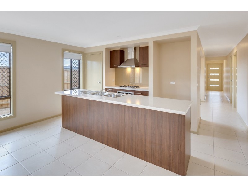 74 Laurimar Boulevard, Doreen VIC 3754