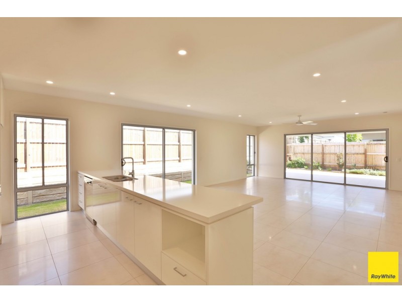 5 Bridgewater Crescent, Redland Bay QLD 4165