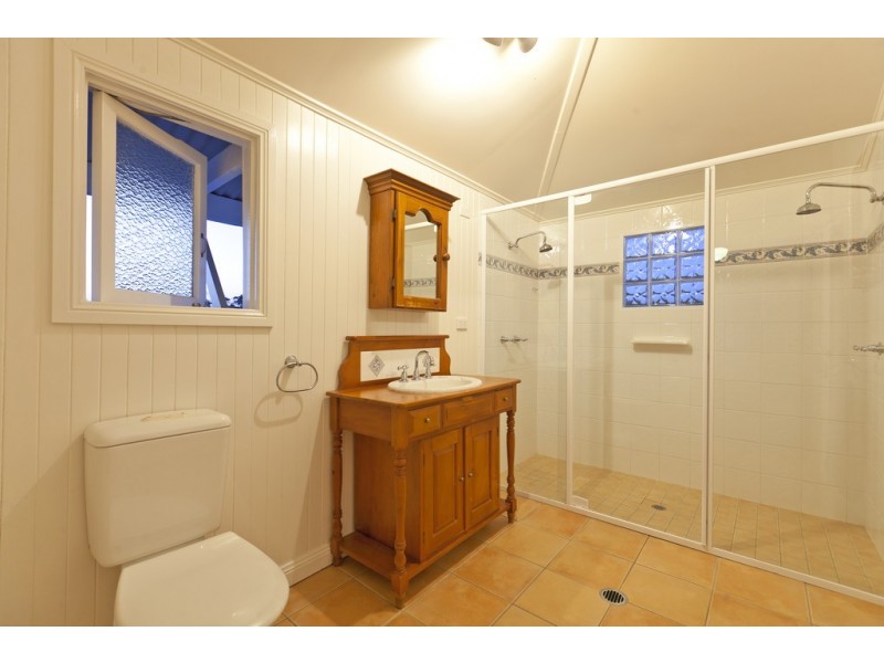 10 Birdwood Road, Birkdale QLD 4159