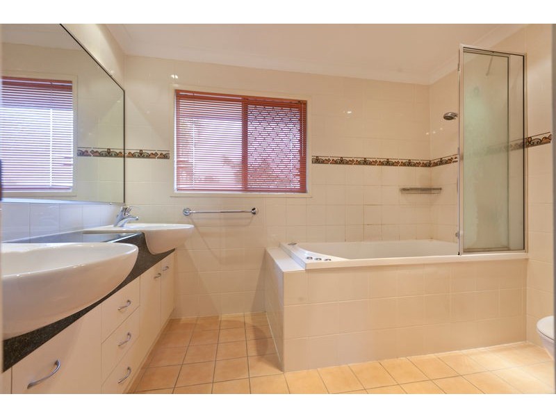 74 Donnington Street, Carindale QLD 4152